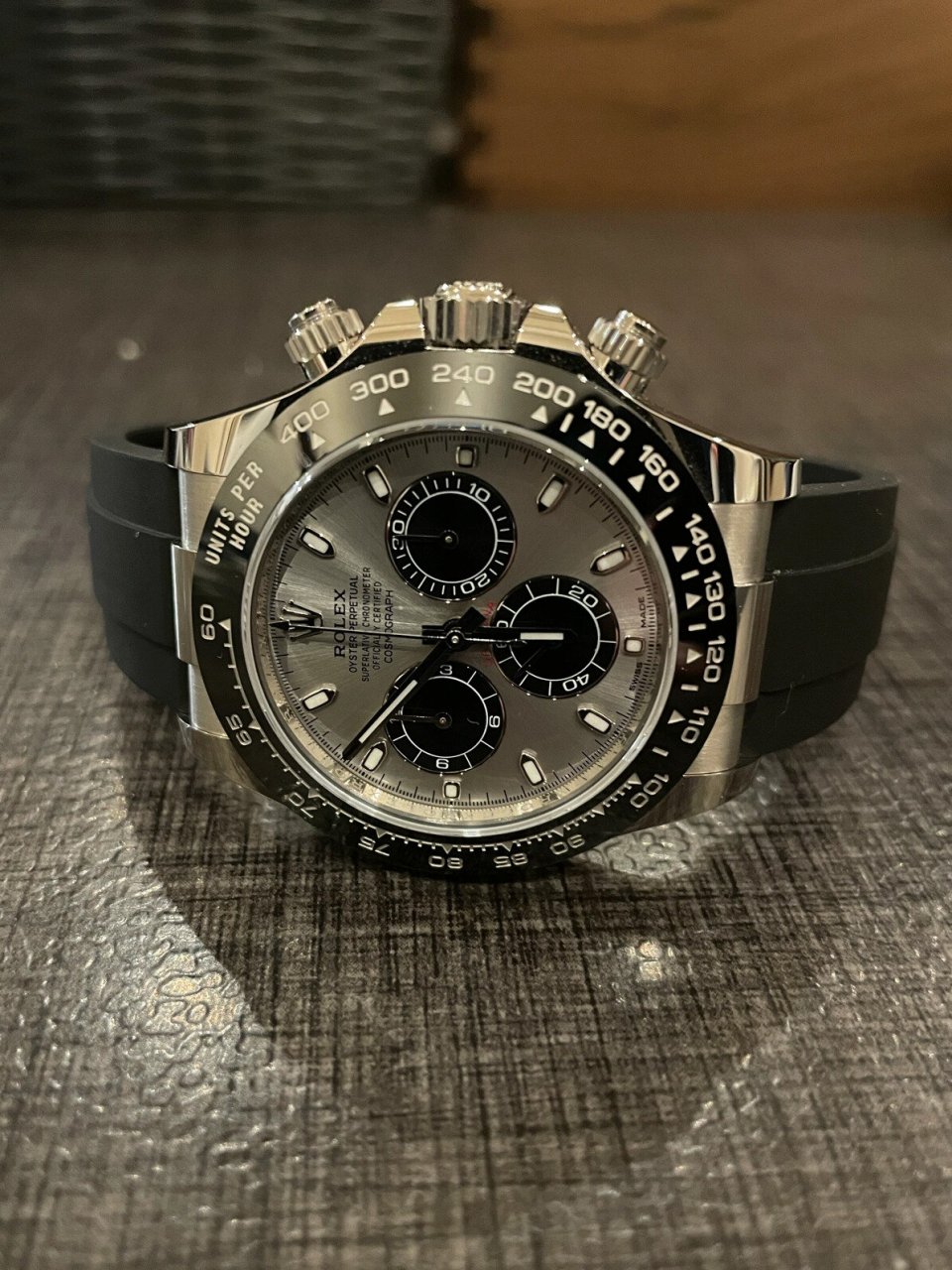 闲置转让,前男友送的水泥灰迪通拿,原价5k 全套包装都在,成色新,做工