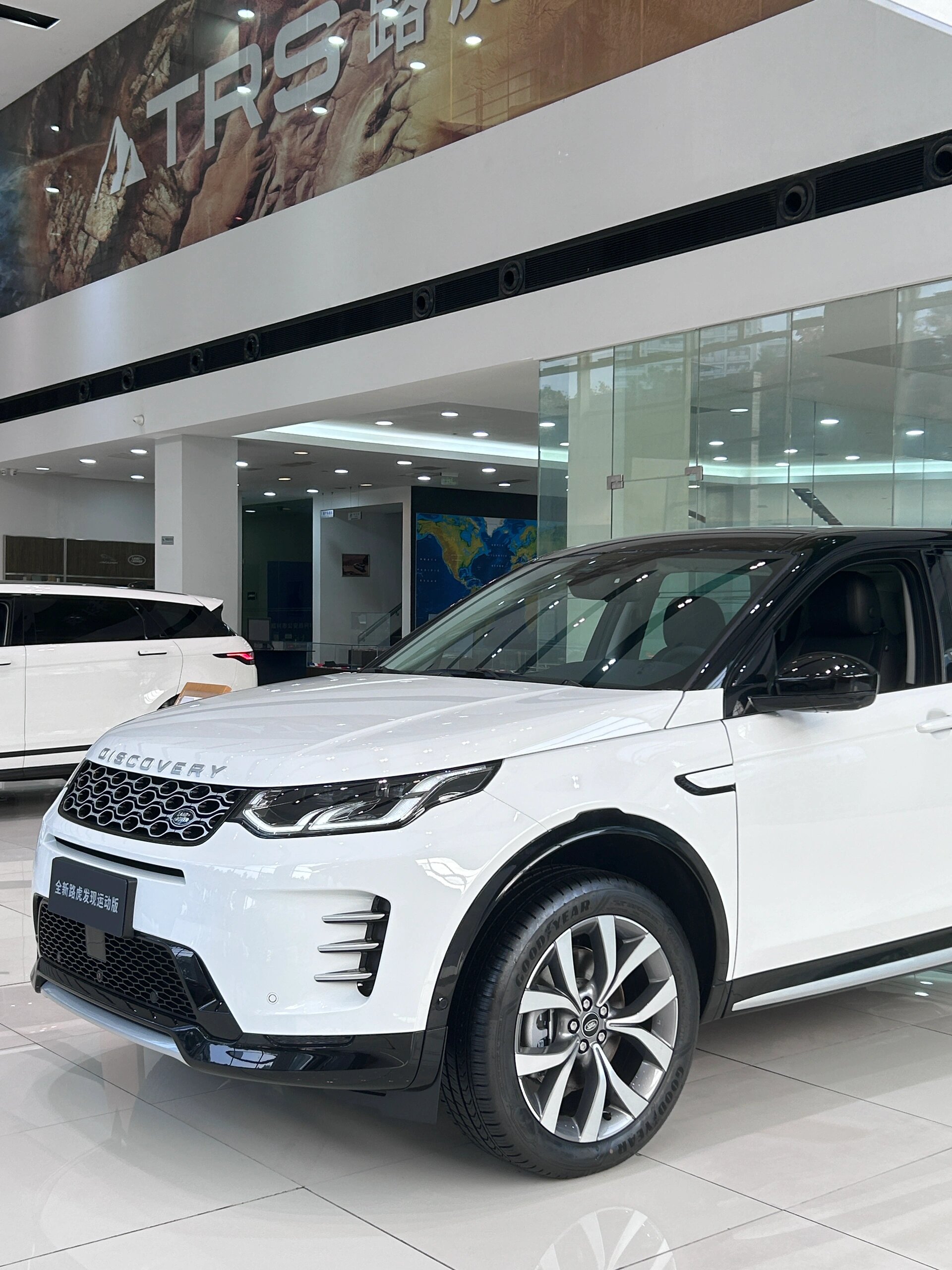 24款路虎发现运动版 在繁忙的都市生活中,探索未知的角落,是一种独特