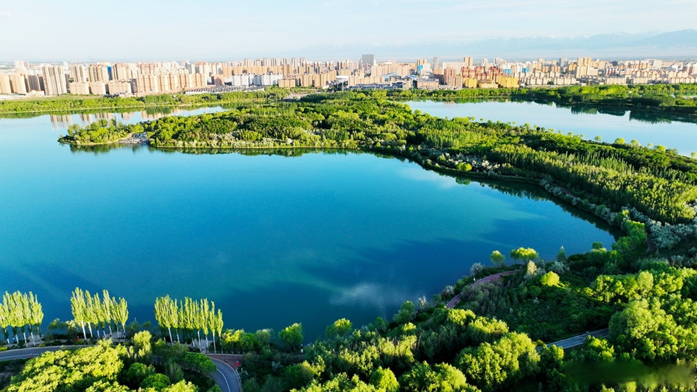 【张掖:碧水芦湾"秀"盈盈】夏日时节,张掖芦水湾生态旅游景区碧水蓝天