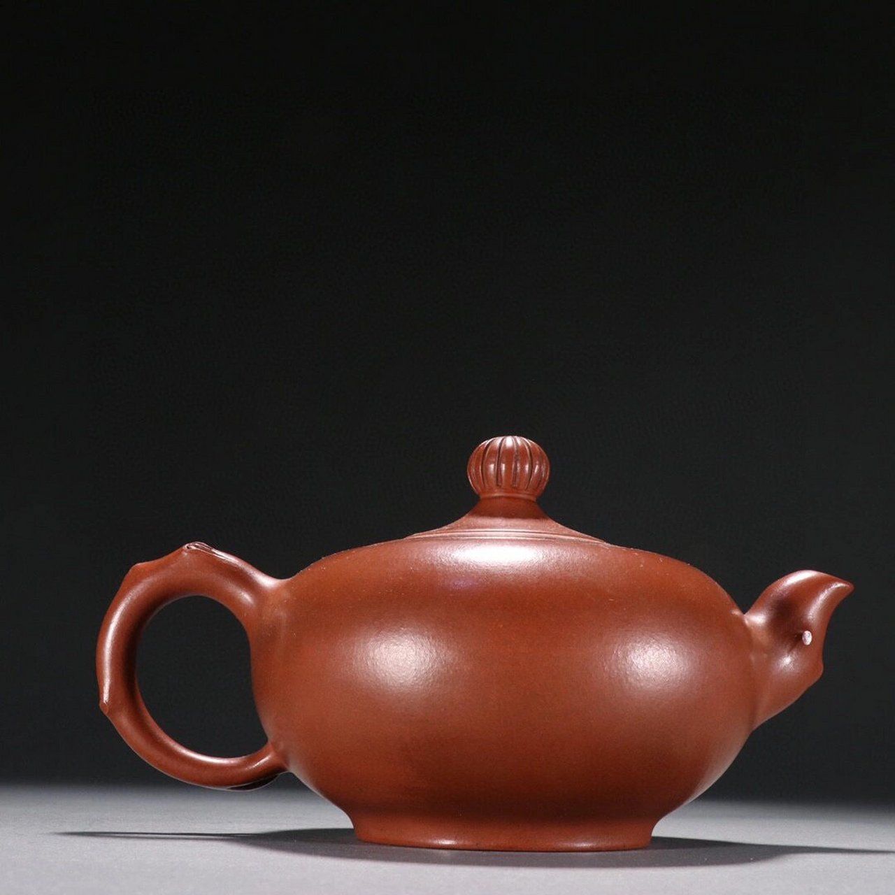 【紫砂花纹茶壶】【周桂珍款】 周桂珍款 紫砂花纹茶壶.