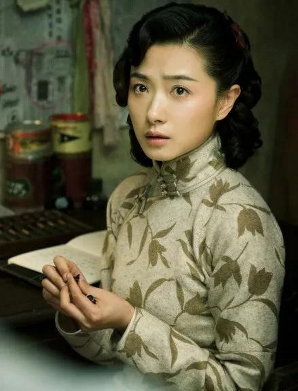 娱乐圈近日掀起一阵波澜,万茜的知乎账号点赞了一条说宁静不好的评论