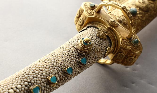 日本刀装具欣赏(拵こしらえ):金梨子地家纹散莳绘鞘饰太刀拵(出鲛柄)