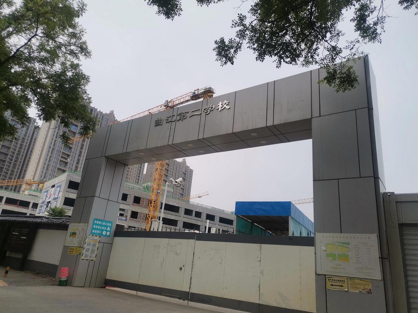 三环外雁塔南路西侧的曲江第二学校,建设规划公示牌上空空如也,不知是