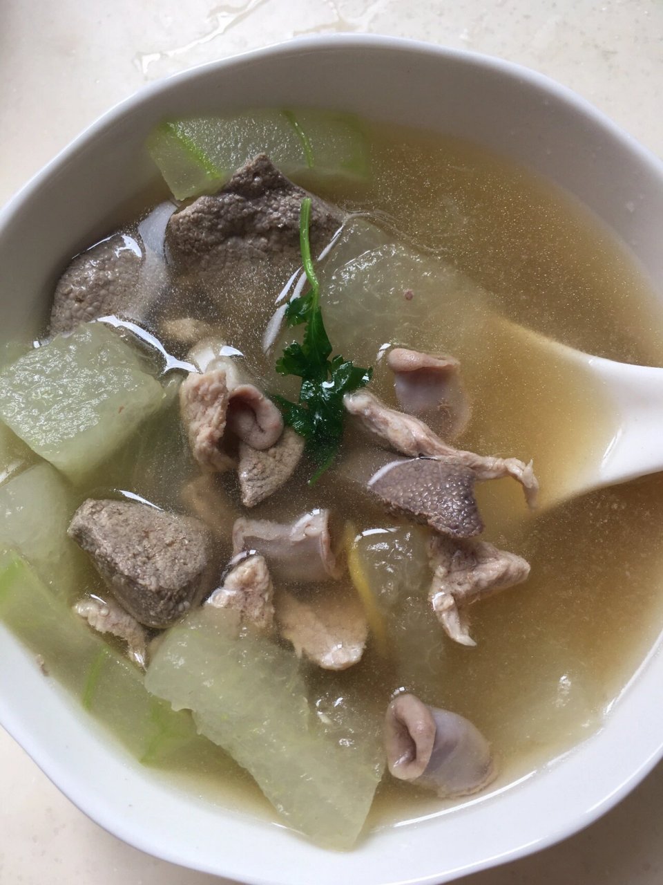 冬瓜猪杂三鲜汤 瘦肉,猪肝,粉肠,冬瓜,姜片.
