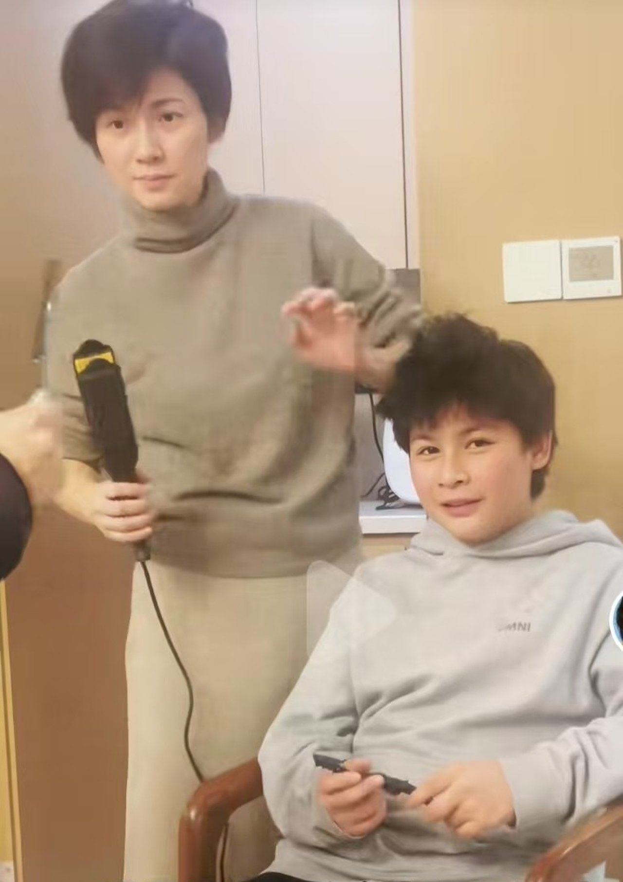 最近她给儿子烫了个新发型真是青春洋溢帅气逼人