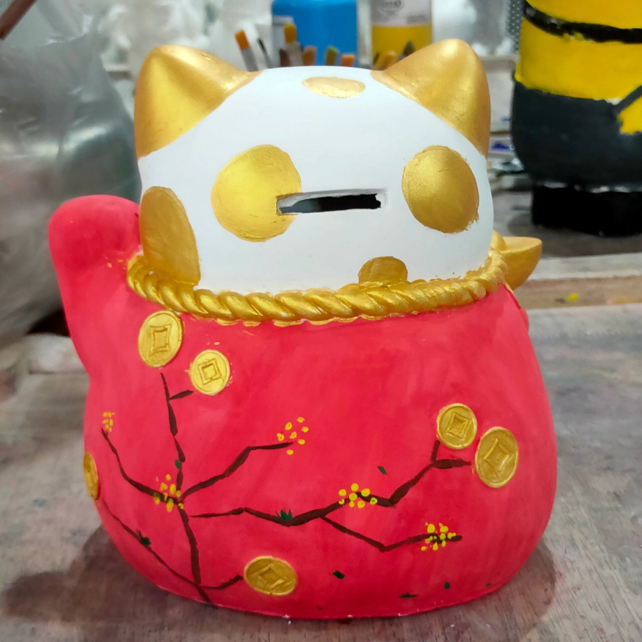 招财猫石膏娃娃涂色 刚刚涂的招财猫娃娃,希望下半年顺顺利利发大财
