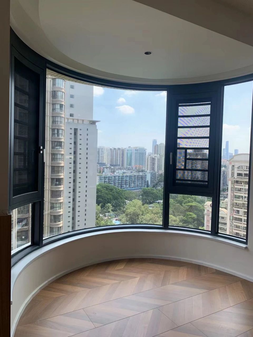 弧形阳台封窗设计 弧形阳台断桥铝封窗,一体框,贵是真的,好看也是真的