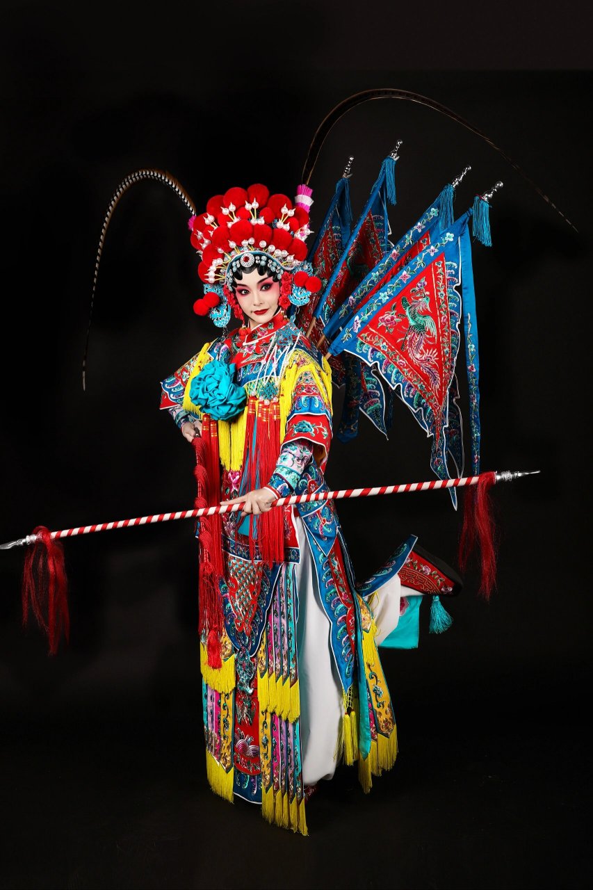 戏曲:穆桂英 红色穆桂英会更亮眼一些,上镜更抬气色,帅气逼人,飒气