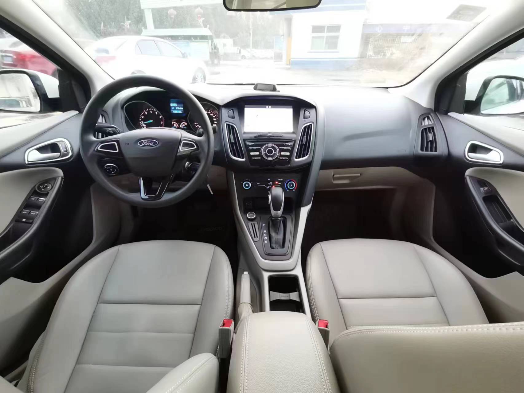 新到18年福特福克斯三厢经典舒适型智行版,自动挡1.