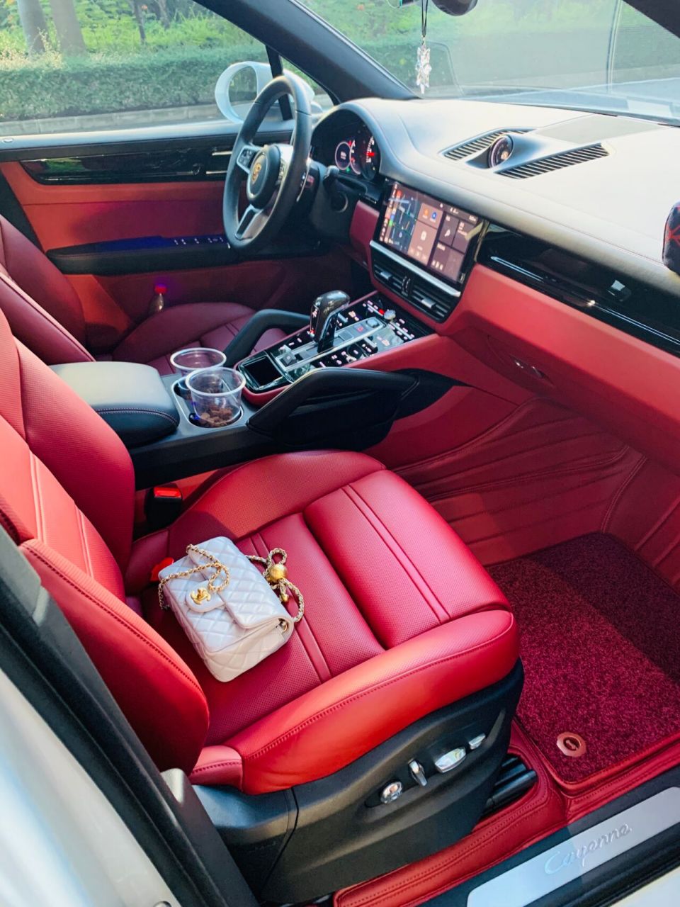 保时捷卡宴波尔多红内饰实拍 颜色和我内饰非常搭,就像原装一样,相比