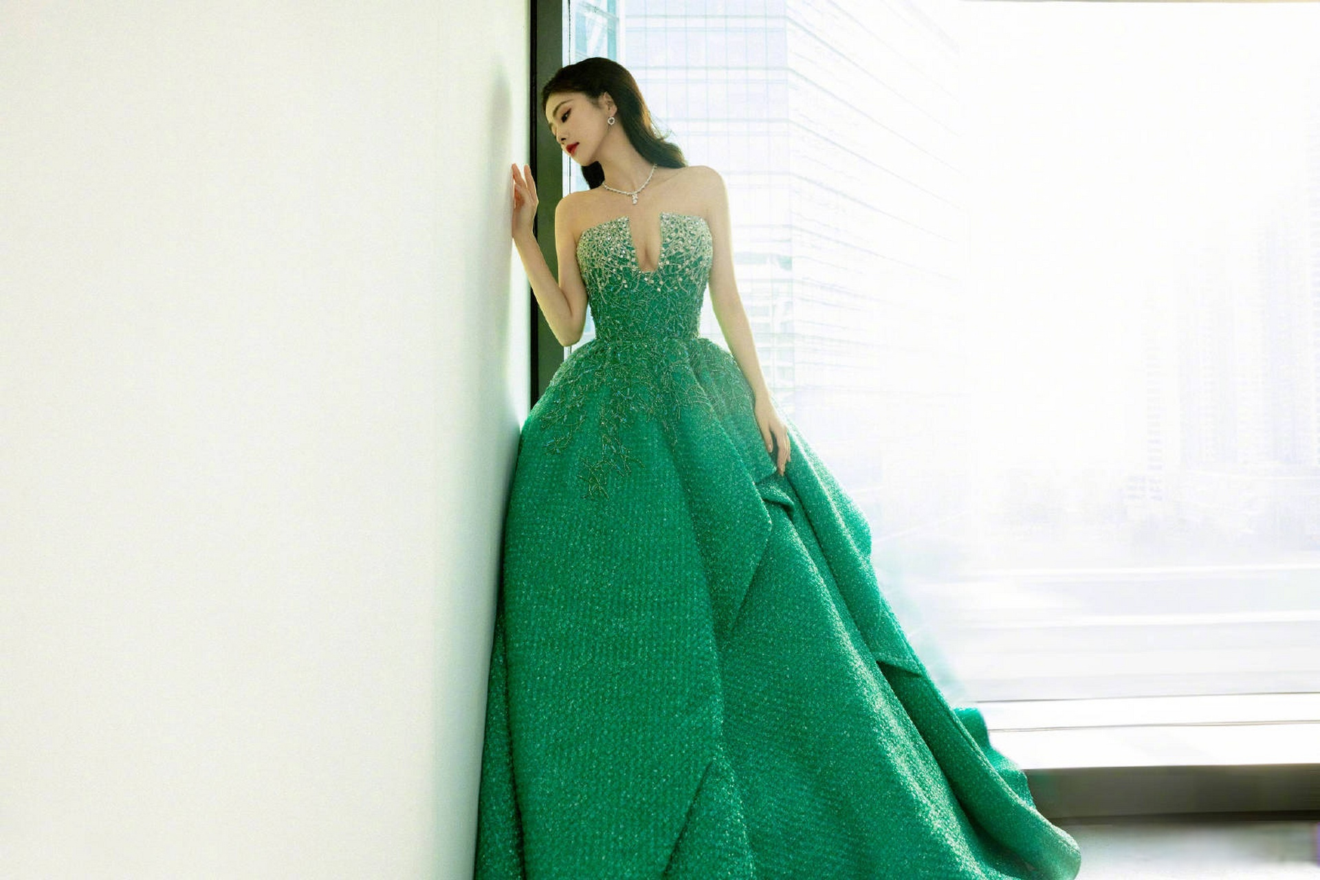 白鹿 身穿翠色抹胸长裙亮相#视界大会红毯#,星河流转,携光而至快郝构