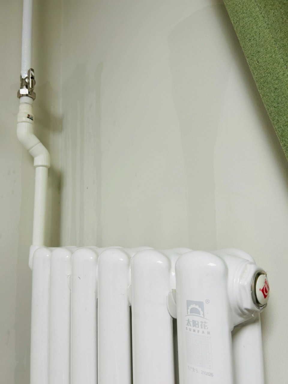 装修踩坑 才用了一个冬天的太阳花暖气,今天试水结果阀门漏了个缝,漏