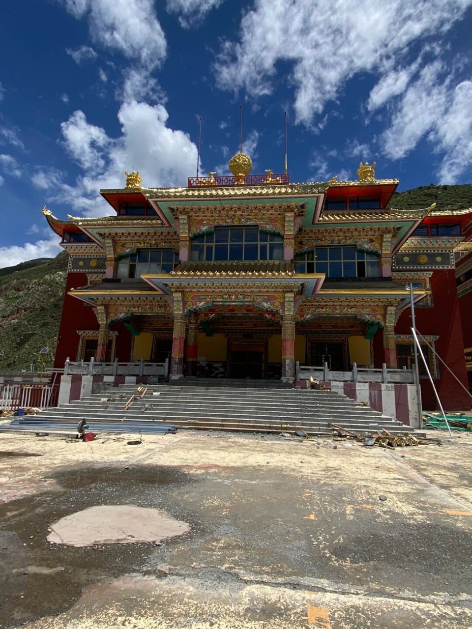 玉树禅古寺 青海省玉树市禅古寺:得名于寺院附近的一块花色磐石.