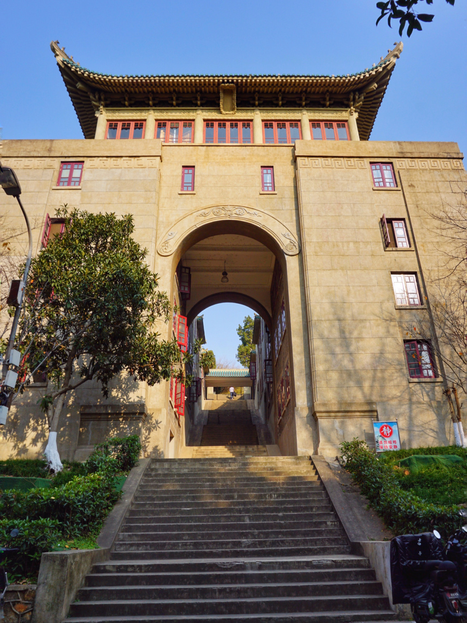 武汉大学游览攻略 99武汉大学有四个学部:文理学部,工学部,信息学部