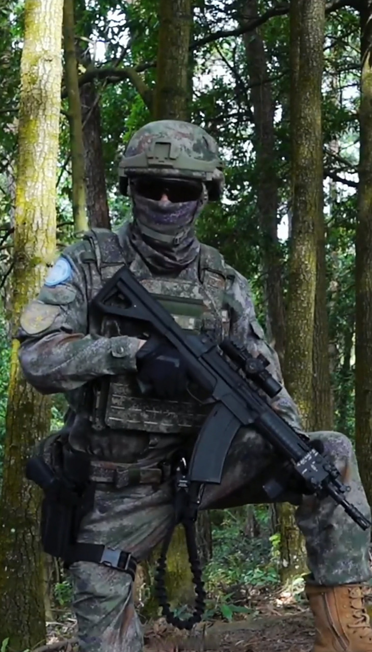 中国式大兵气质,20式步枪加持.