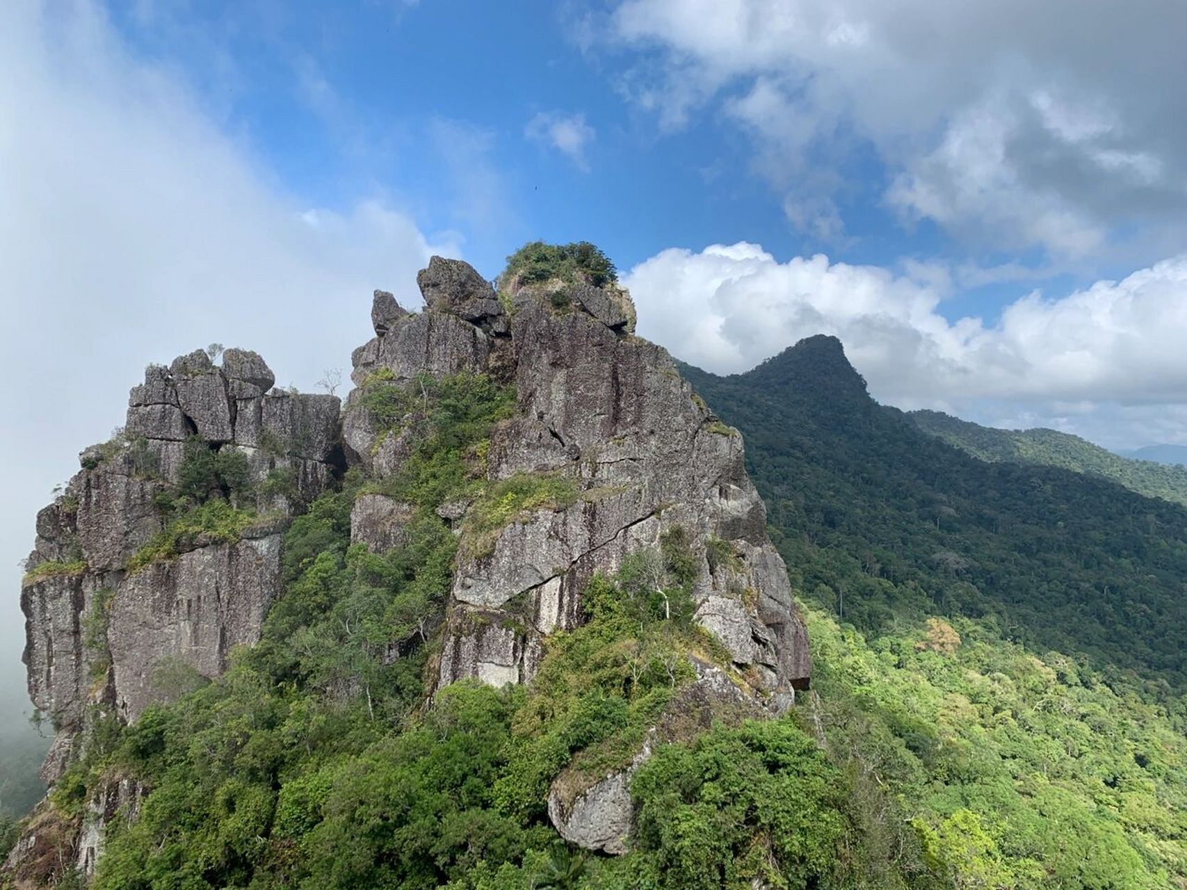 海南爬山 | 七仙岭,风景很美,空气质量超棒 从万宁市开车到达山脚下