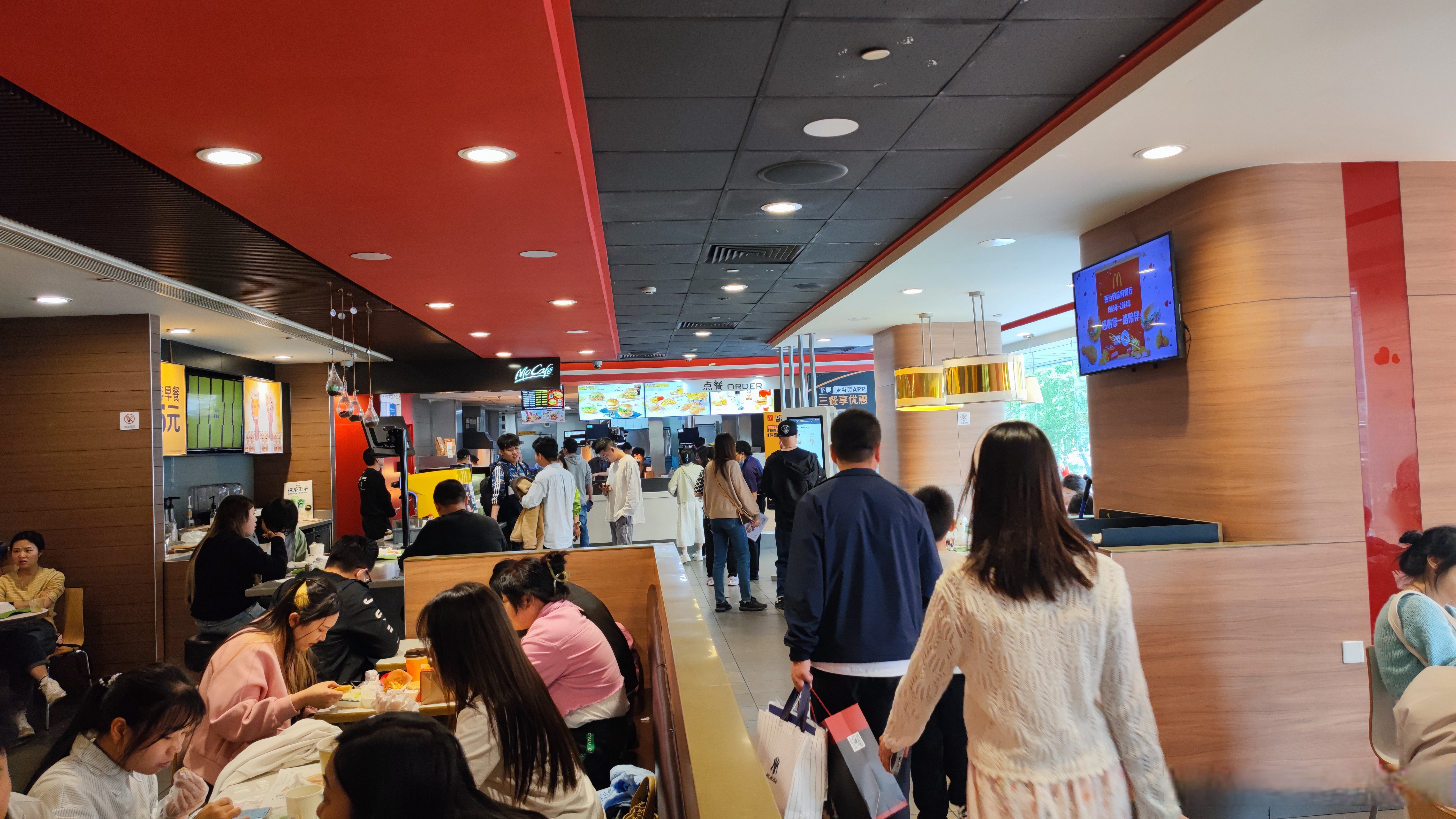 成都第一家麦当劳餐厅,明天就要闭店了.