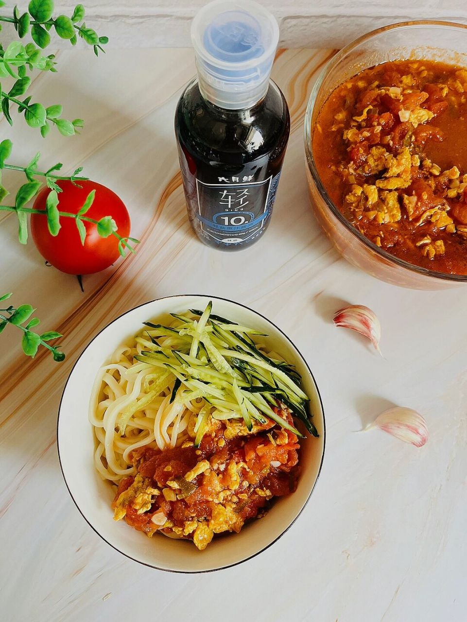 西红柿鸡蛋凉面 一年四季,夏天是最难熬的,尤其进入夏至以后,气温逐渐