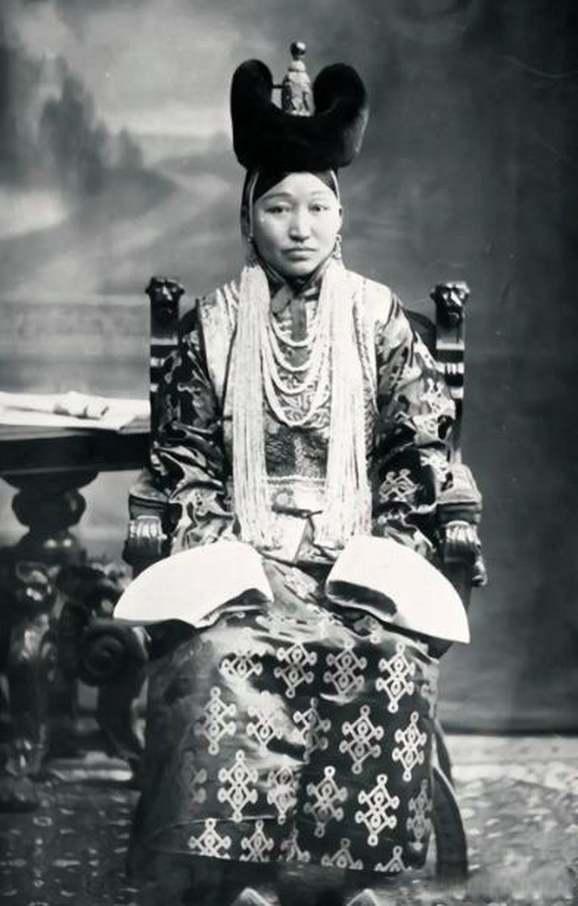 这组照片是晚清时期蒙古族女人的真实装扮记录,作为中华56个民族中