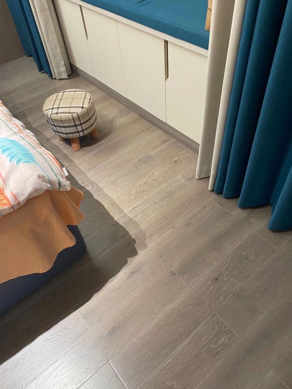 灰色地板搭配什么颜色最好看? 家装地板灰色搭配什么颜色最好看?