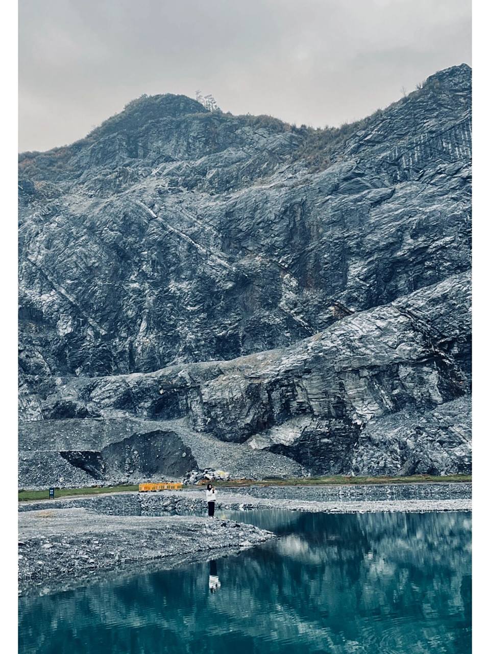 阴雨天的金华小冰岛&鹿女湖 刚毅的岩石和碧蓝的水,交映出远离世俗的