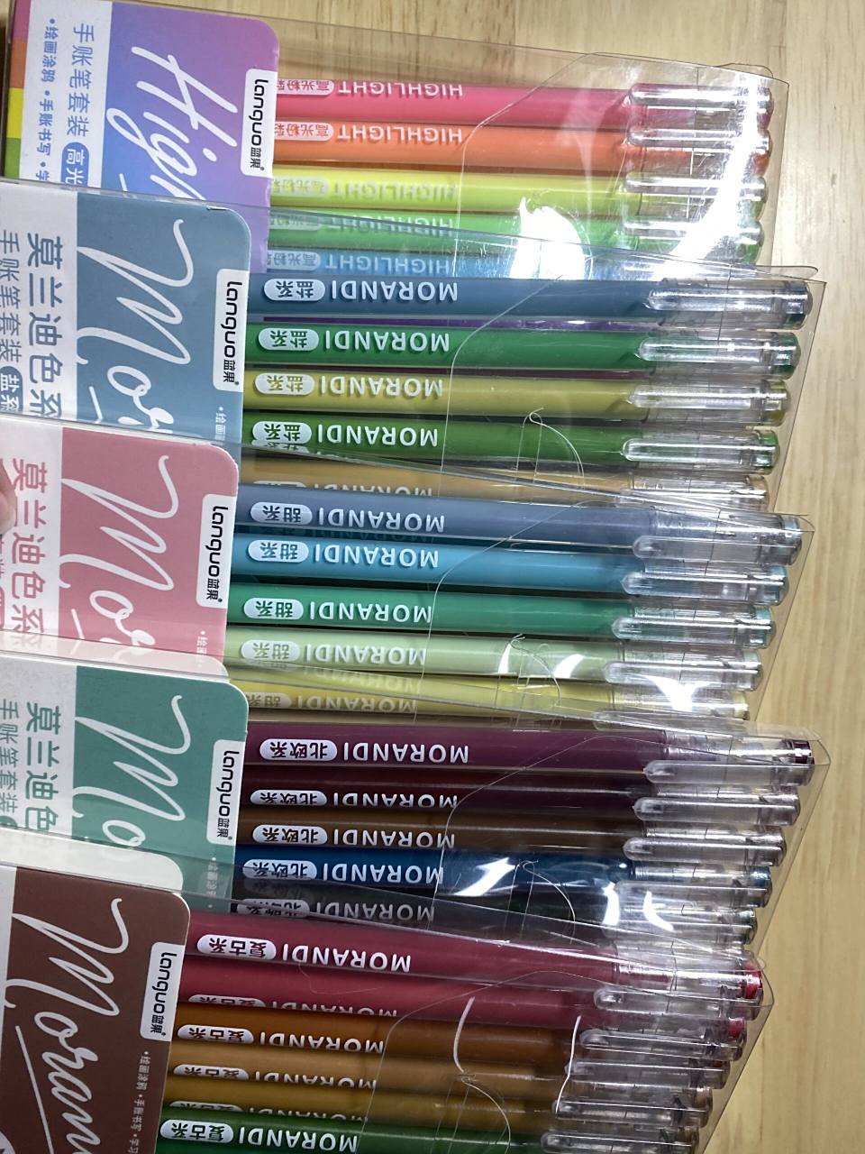 新的笔到货啦!!!♬ 是蓝果手帐笔!!!就是没有白色其他都很好!!出墨