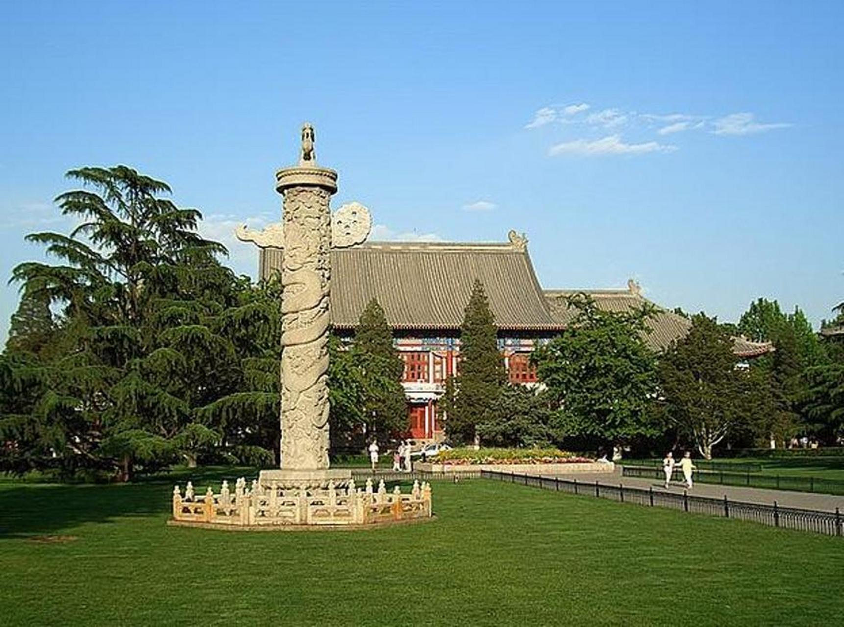 我肯定选北京大学,北京市四环内,占地面积4117亩,一亩地折算666.