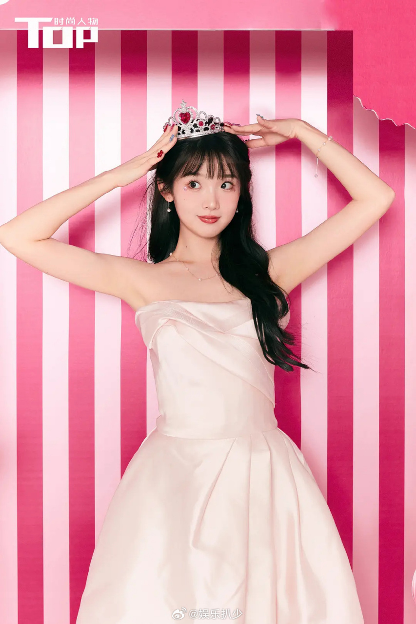 张淼怡这张杂志图怎么样?有网友说可以封神了,算是95花最好看的一张[