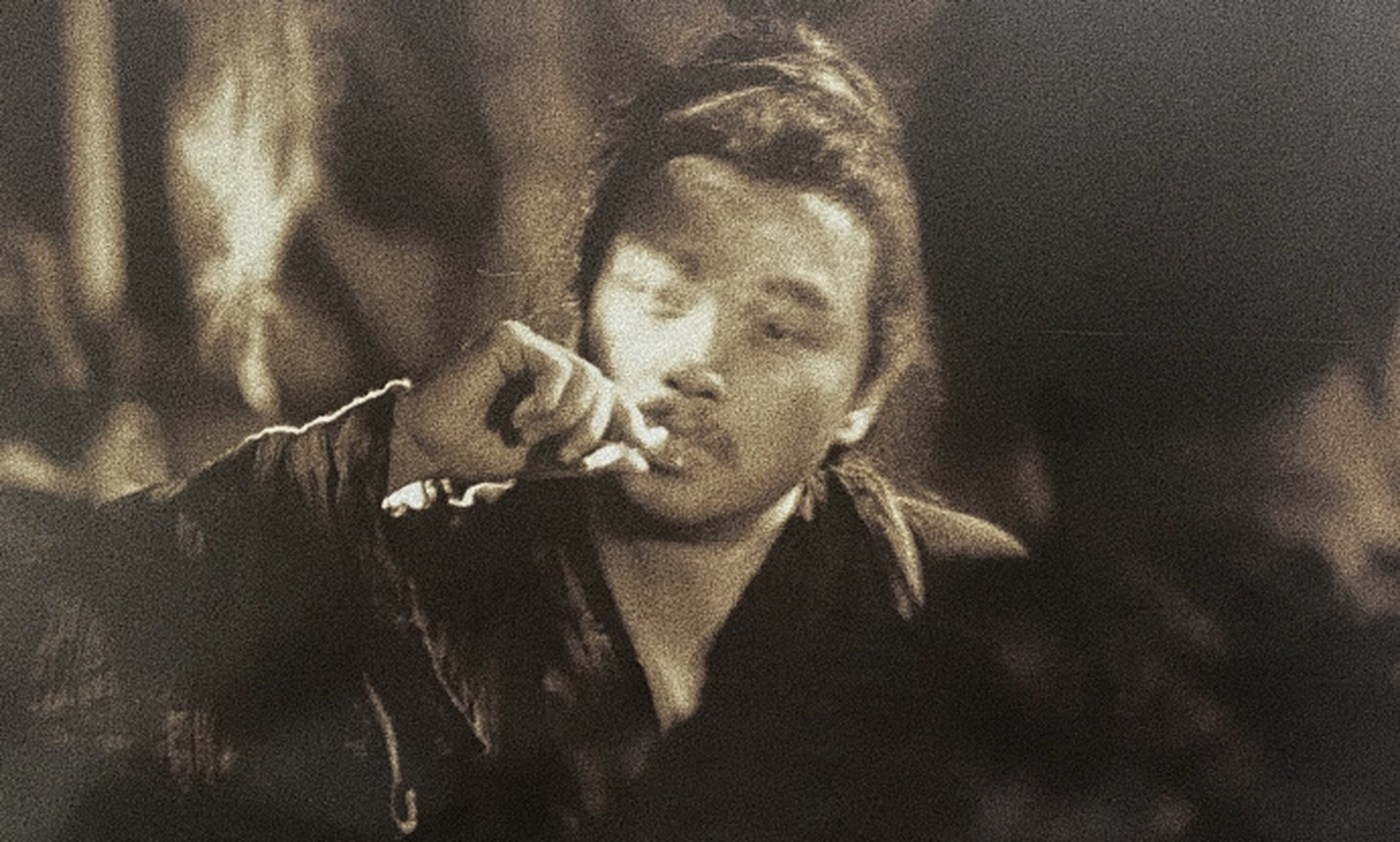 1994年的张国荣,眼神中透着忧郁,分不清这是在演戏,还是生活中真实的