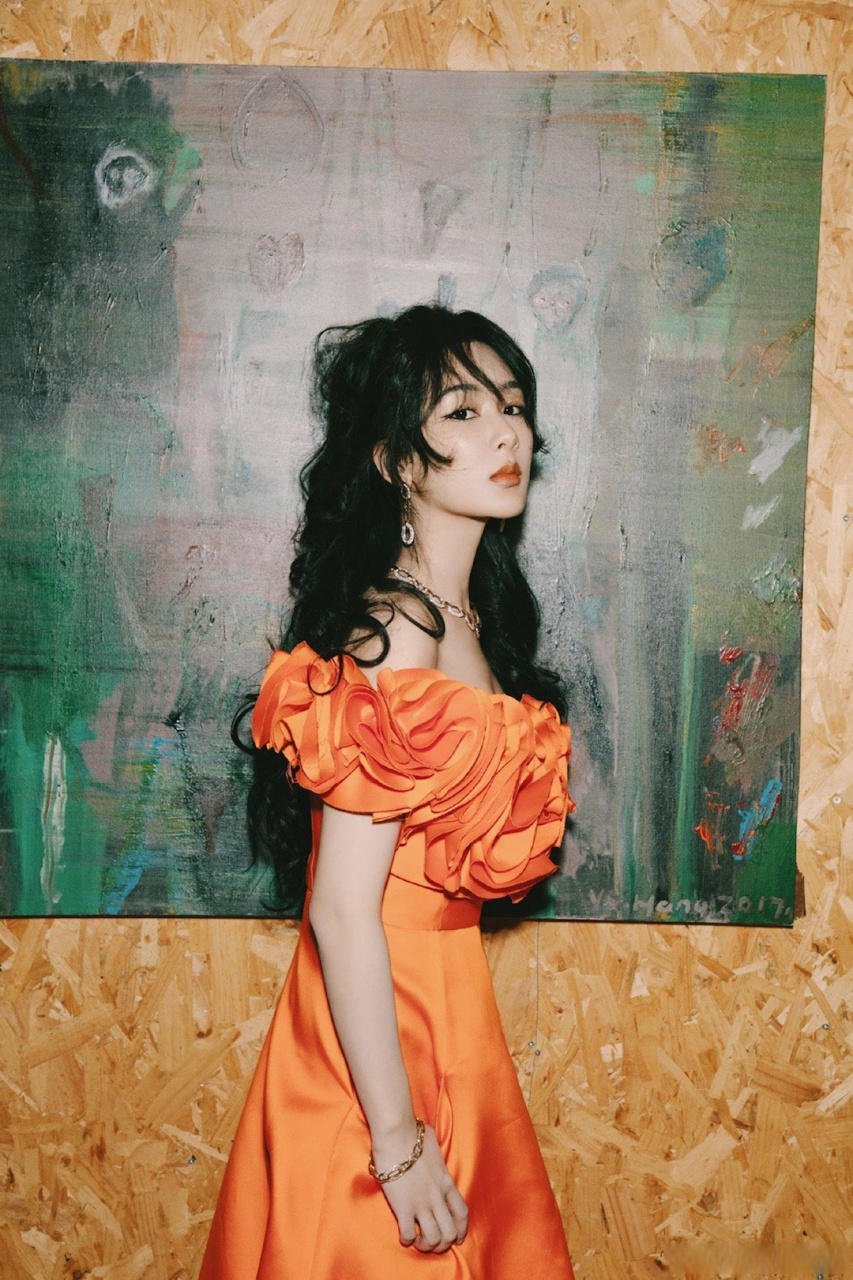 好家伙!一组出发图四个热搜在榜,90  #杨紫新妆容##杨紫脸颊痣