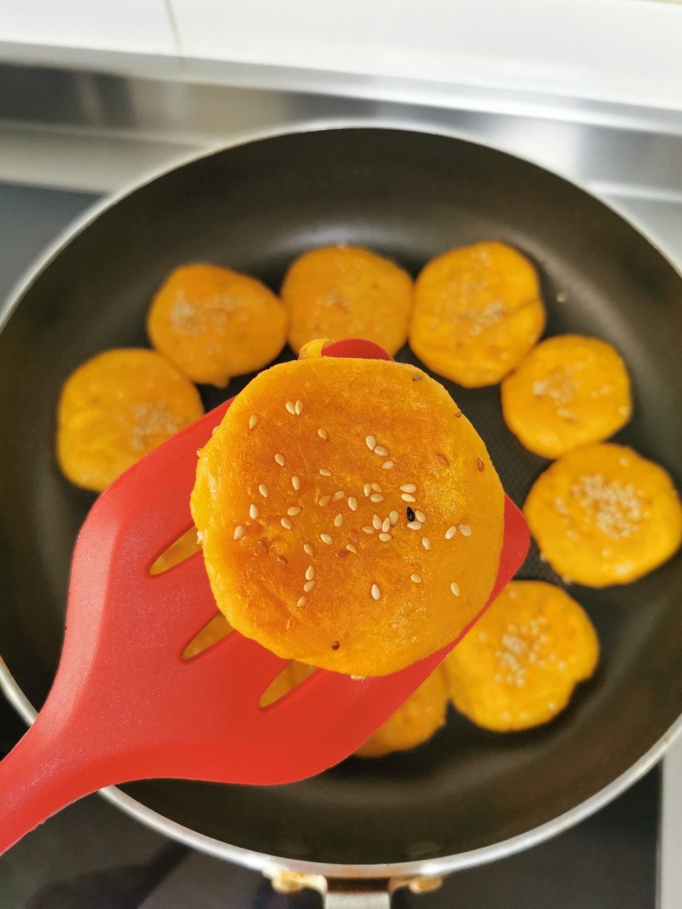 地瓜饼做法,外酥里嫩 地瓜除了烤着吃,蒸着吃 还可以这样吃!