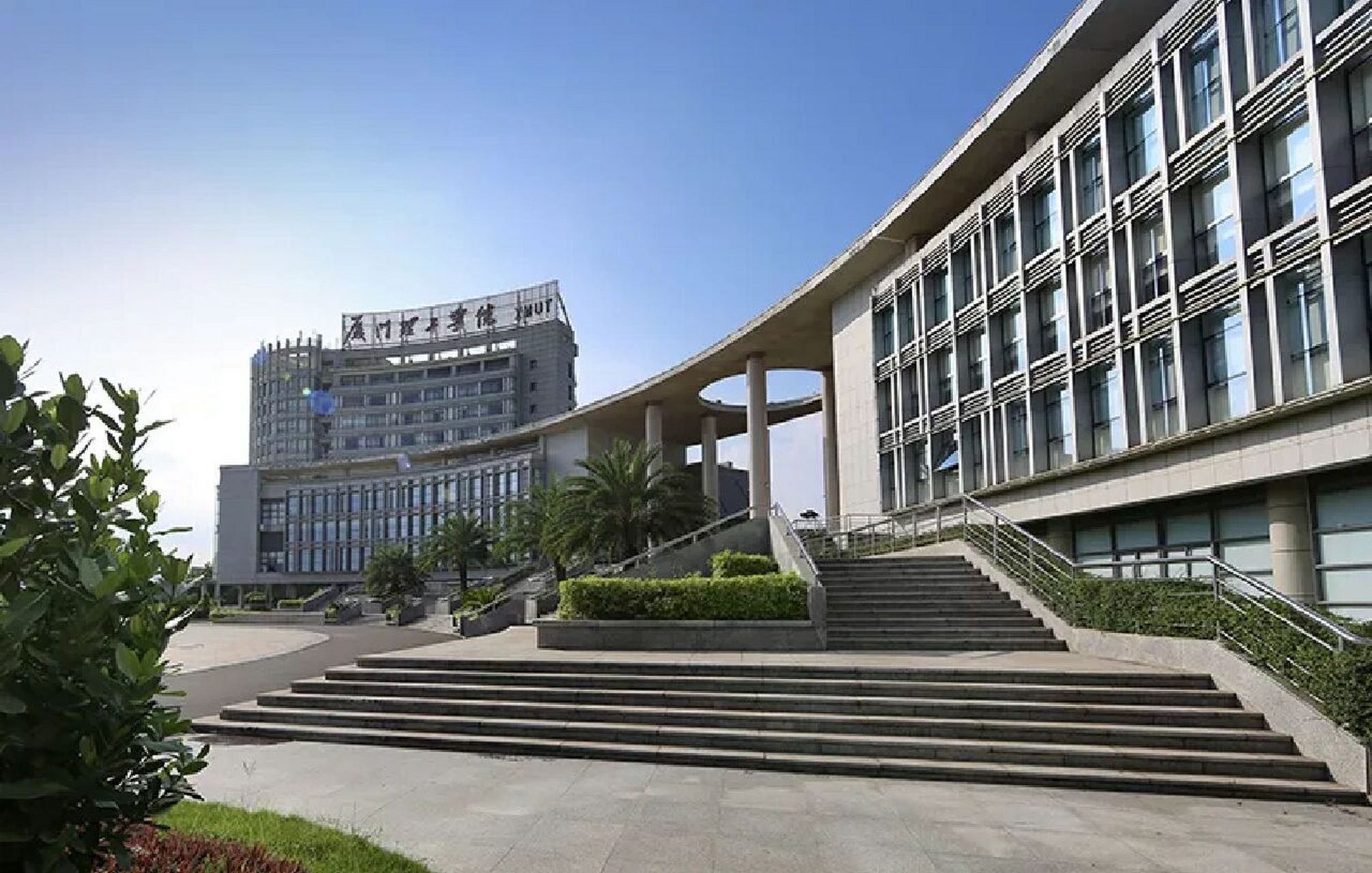 厦门理工学院介绍 1.学校风光 学校有厦软,思明,集美三个校区,占地197