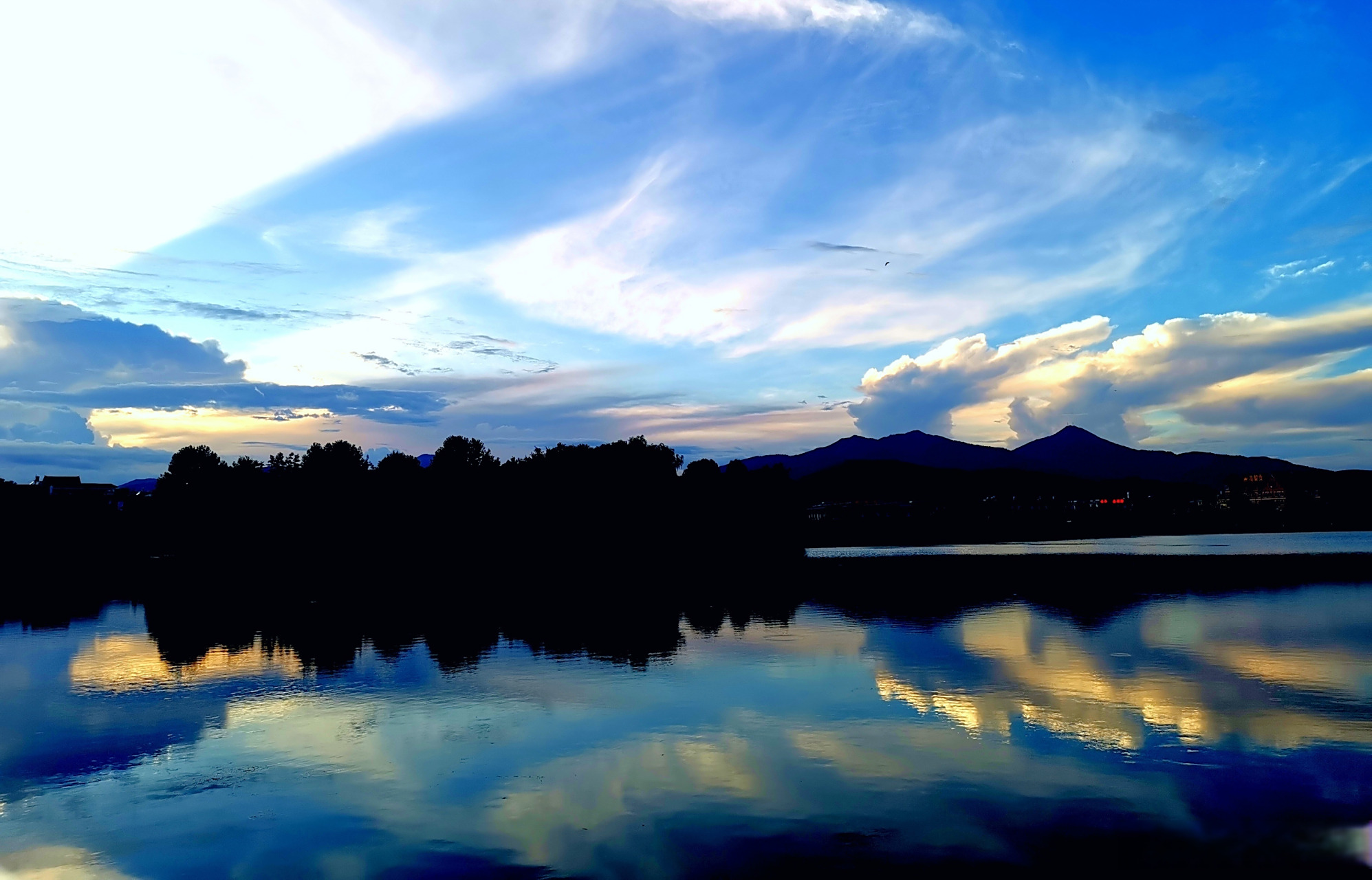 寻美云南# 【腾冲东湖:晨之清朗,暮之浓酽】东湖位于云南保山腾冲适 