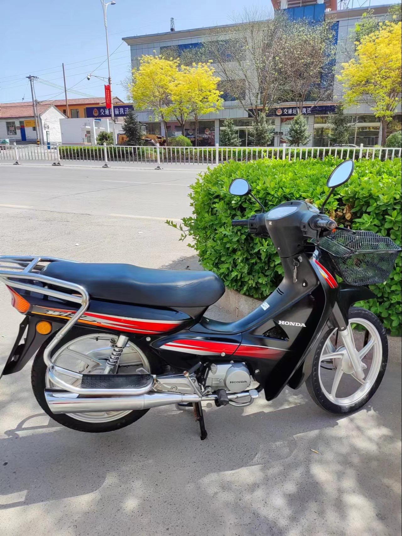 本店新到本田威胜100弯梁摩托车一辆,表走灯亮前后铝圈,一马达着车