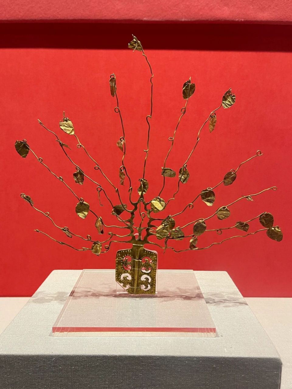 文物3|步摇冠饰,鎏金异彩 步摇冠,是两汉魏晋南北朝时期慕容鲜卑等