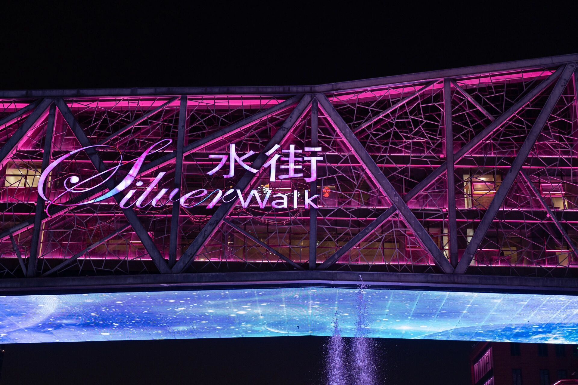 宁波南部商务区|水街 夜晚的水街真的格外的好看,还可以站在水街旁边