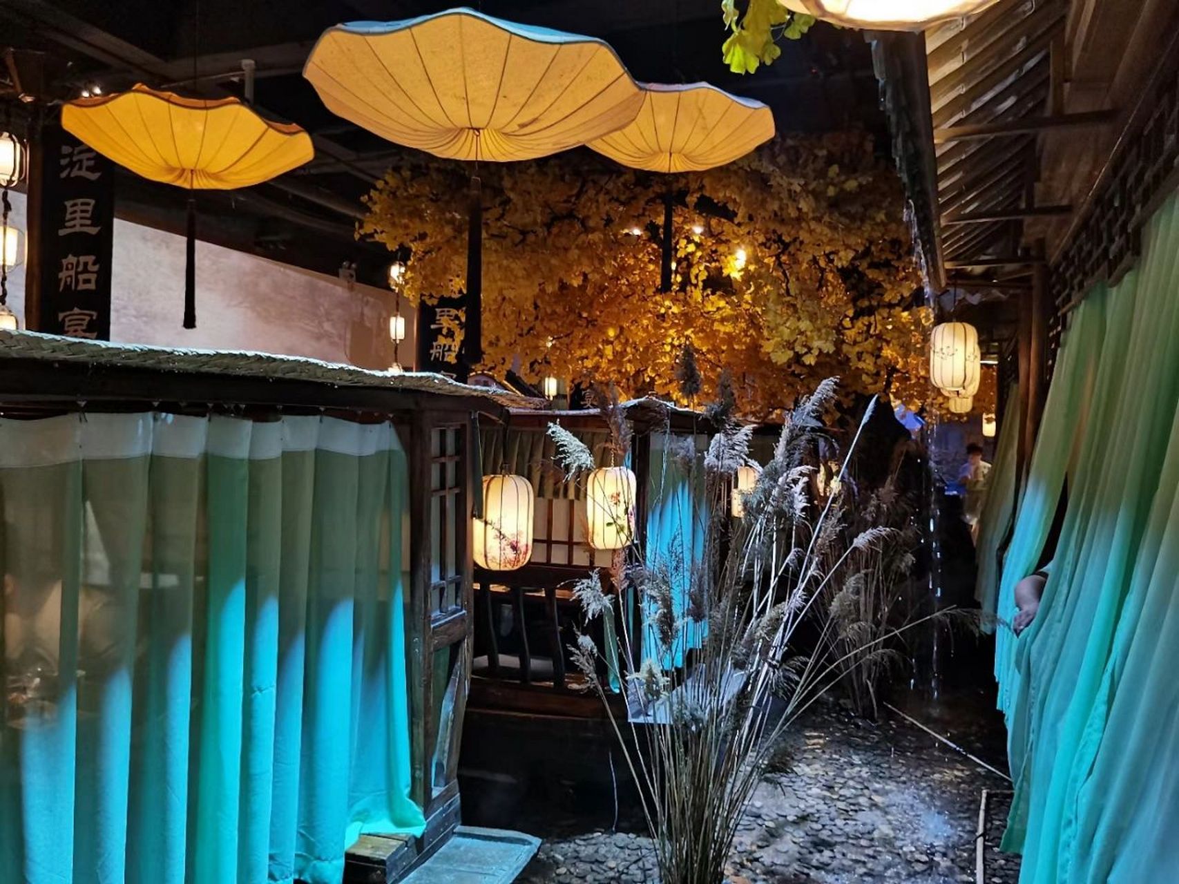 保定莲池区裕华路淀里船宴78      今天我开学啦 我们一家四口就去