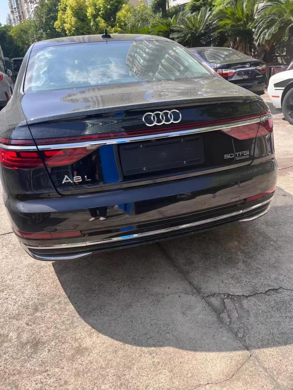 24款奥迪a8,包牌包税包过户,定金上海提车 指导价92.98万,落地72.8万.