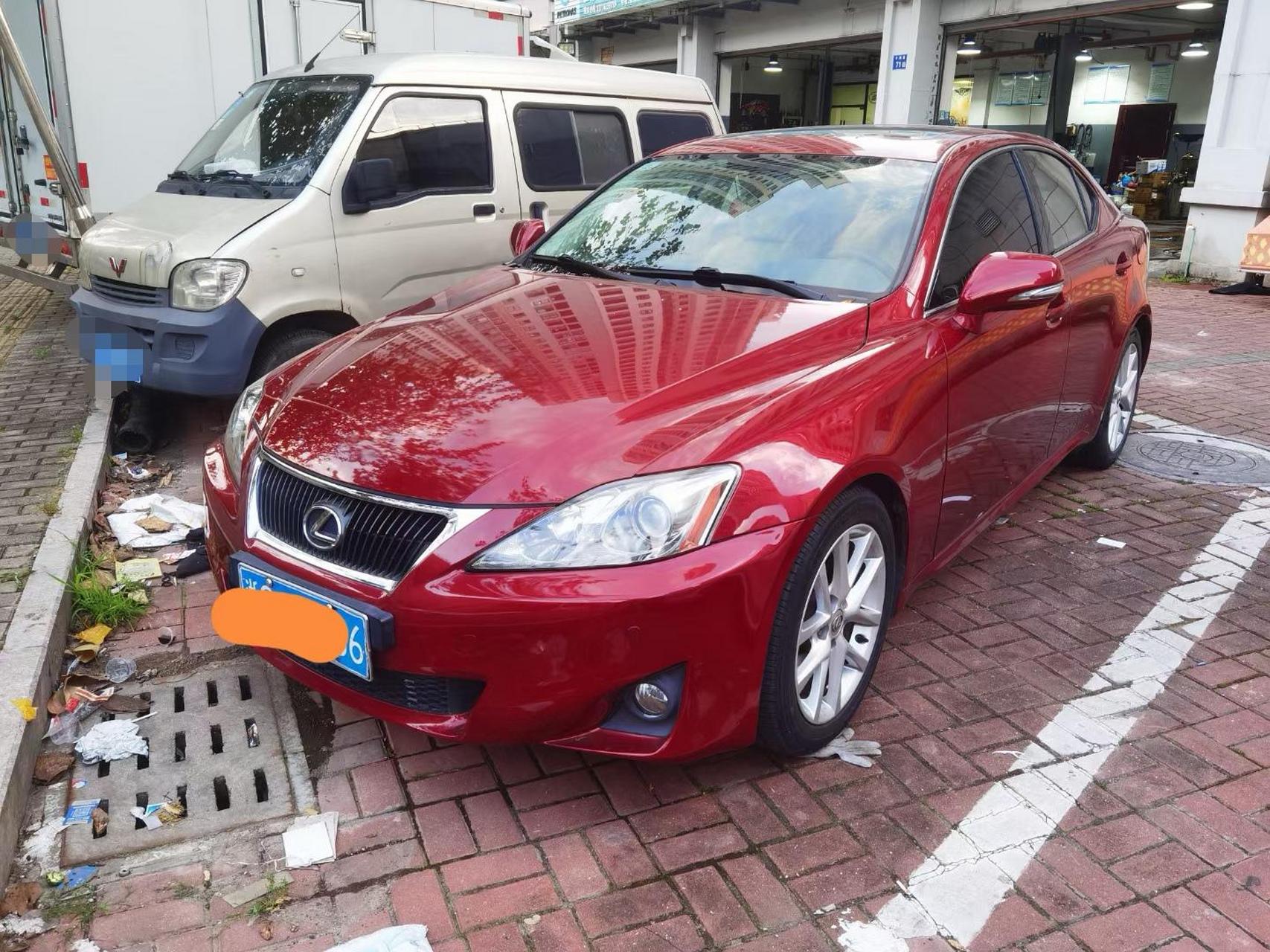 2011年9月上牌新款雷克萨斯is250 运动版 2.5l 版本.