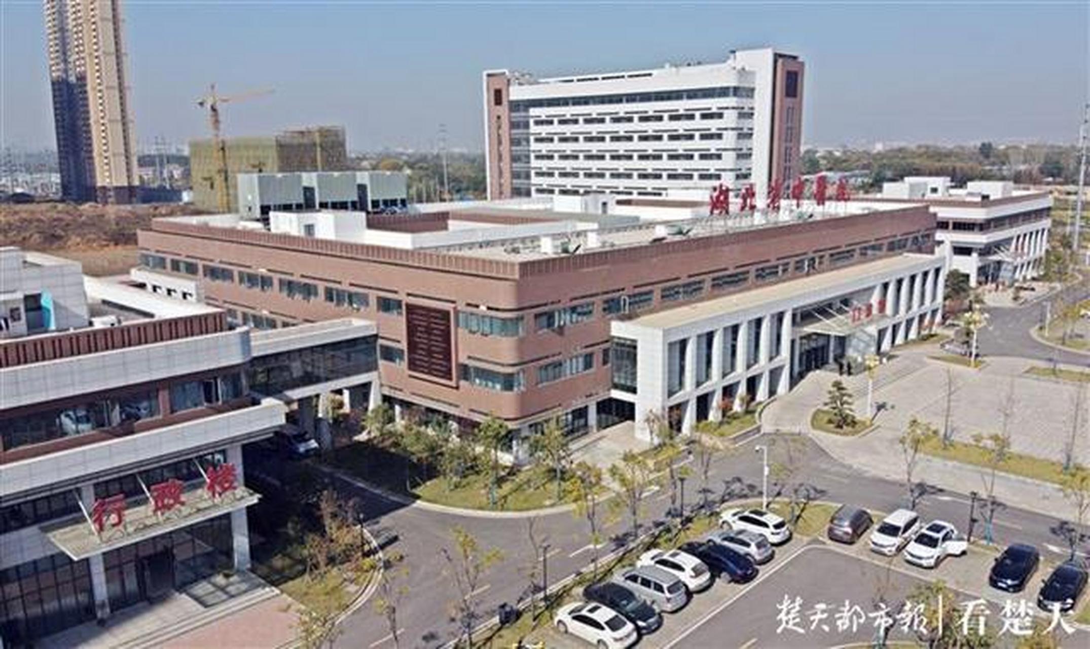 湖北省中医院位于武汉市武昌区胭脂路花园山4号,粮道街和昙华林之间.