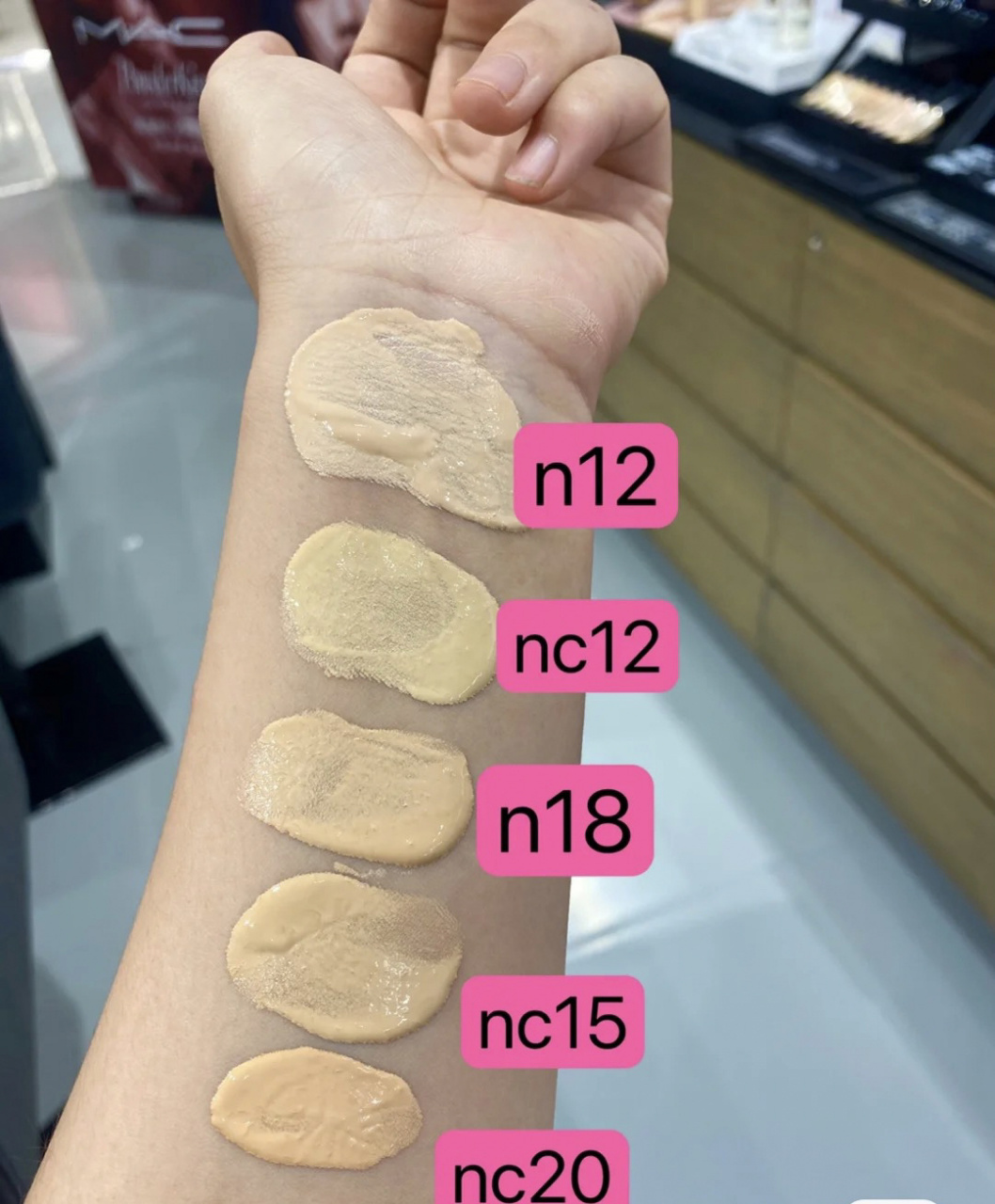 mac无暇粉底液热门色号试色 mac定制无瑕粉底液 n12-粉一白,想要白点
