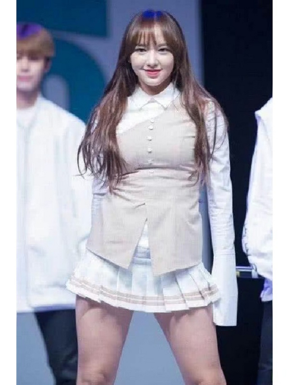 程潇她真的是不管下身有多胖 那脸是真的小 ,难怪会有芭比娃娃的称呼