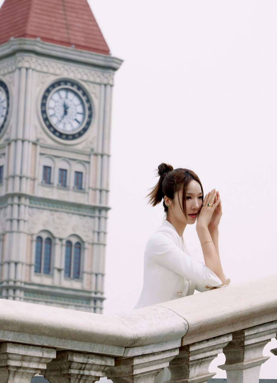李亚男极简浪漫街拍