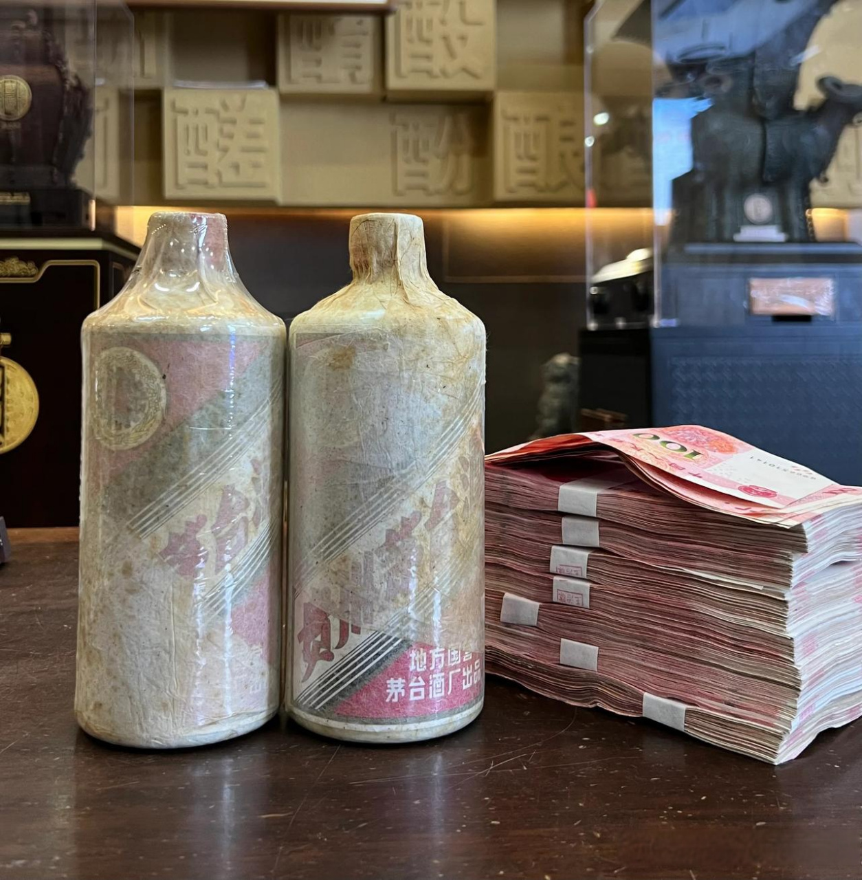 没收现金了,今天重庆粉丝大哥坐高铁上门自提两瓶全品地方国营茅台,用