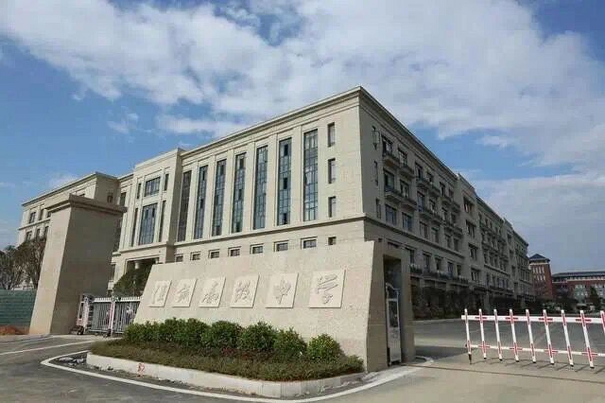 佳诚中学,全称平阳县佳诚高级中学,创建时间不长,那么这所新兴学心沣