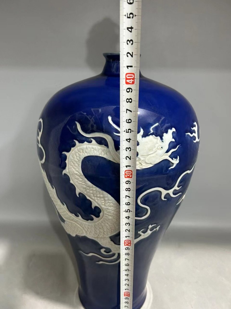 元代霁蓝釉龙纹梅瓶