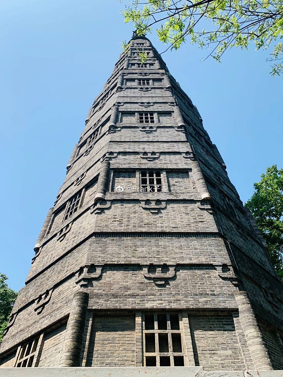 保俶塔  【保俶塔】 坐落在浙江省杭州市西湖区宝石山上,又名保叔塔