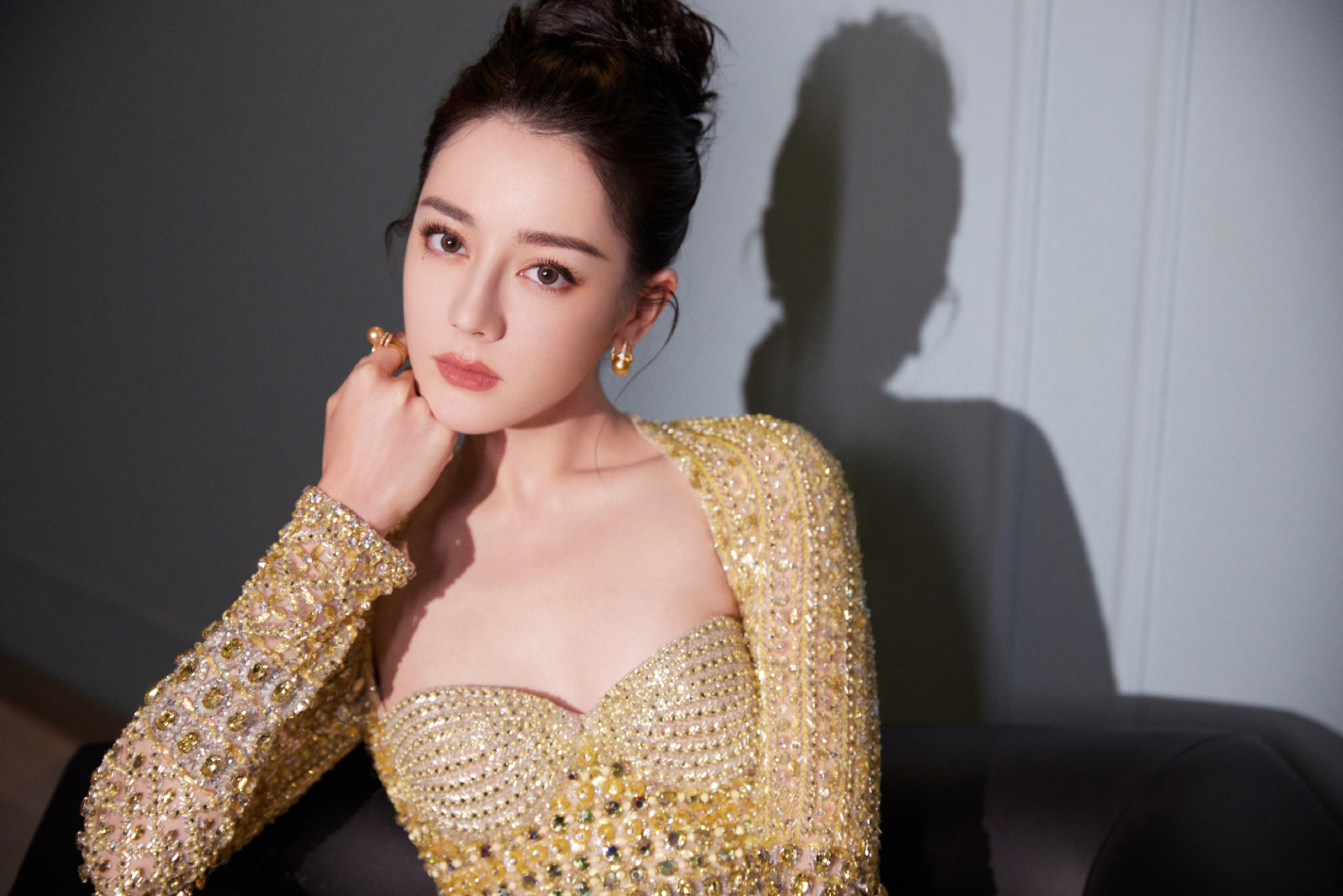 迪丽热巴金色水晶缀饰礼服
