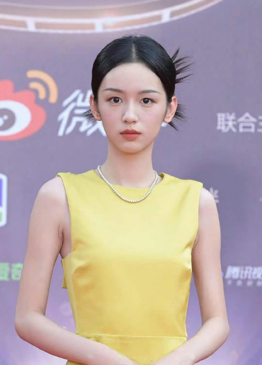 周也感觉有点肿眼泡,加上嘴微微有一点突,法令纹偶尔也有点明显,是