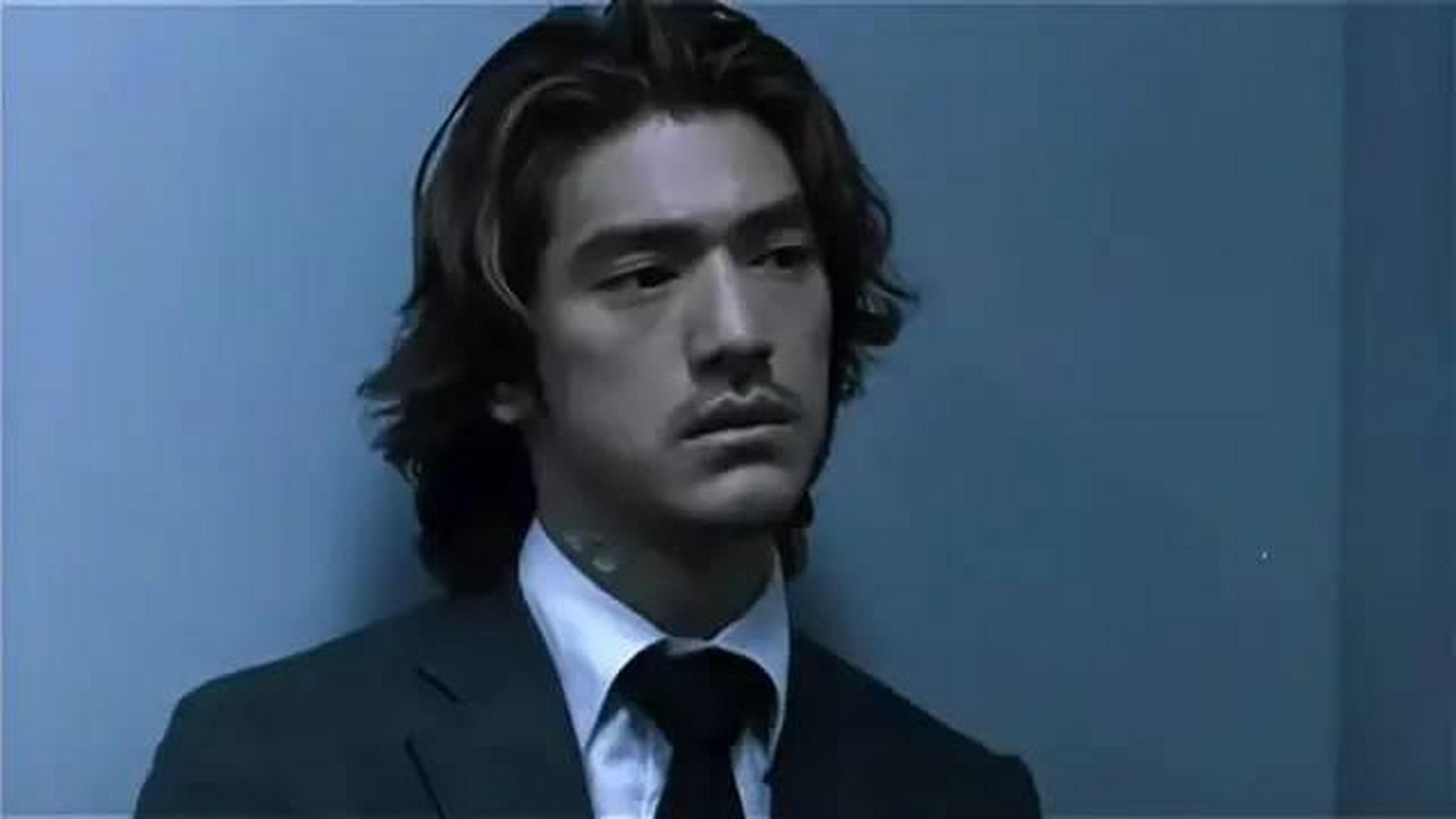 2002年,金城武出演科幻片《回归者》,现在看起来依然帅气.